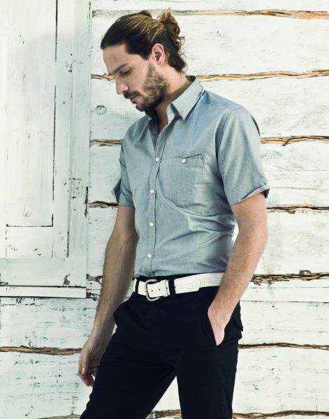 Airborn, la firma de indumentaria masculina, presenta su nueva campa�a Spring Summer 10-11 con una fuerte apuesta en su imagen, la incorporaci�n de Gonzalo Valenzuela como nueva cara para esta temporada.