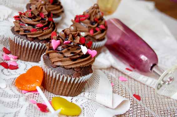 Para celebrar el D�a de los Enamorados, la firma Cupcakes in BA te propone su exclusivo set �Valentine�s Day�. Viene con un un Gift Box con 4 cupcakes especiales San Valent�n, 2 muffins, Lollipop con forma de coraz�n, Candies, una botella individual de espumante y dos copas para celebrar.