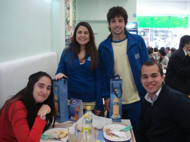 En el marco de la campa�a pensada para dar a conocer el nuevo formato de 2.25lts que es ideal para acompa�ar las comidas, Villa del Sur Levit� desarroll� durante el mes de agosto una fuerte acci�n promocional que lleg� a los principales bares, restaurantes y shoppings de Buenos Aires para sorprender a los consumidores.