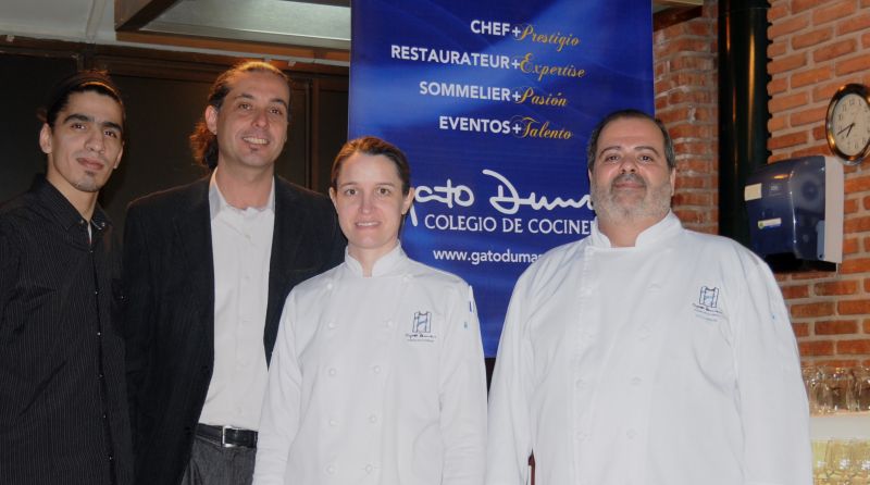 Sabrina Bortolin, Rectora del Gato Dumas Colegio de Cocineros y Guillermo Calabrese entregaron los diplomas a los primeros barmanagers porte�os de la instituci�n.
