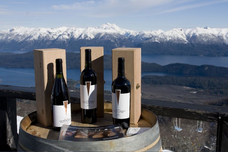 Bodega Del Fin del Mundo contin�a en agosto con su importante presencia en Cerro Bayo, Villa La Angostura, donde se lleva a cabo el ciclo de degustaciones  �Tardes del Fin del Mundo� en 180 Refugio de Monta�a, un peque�o restaurante a 1500 metros de altura, ubicado entre pistas de ski, a cargo de Mart�n Zorreguieta.