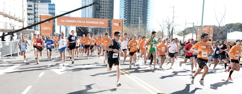 Distribuy� Gatorade entre quienes participaron de la 1� Carrera por la Seguridad Vial. En abril, la Compa��a recibi� una distinci�n de la Agencia.