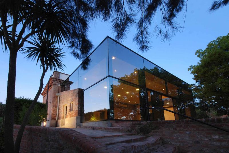 El Museo del Ladrillo de La Plata, el primero en su tipo en Argentina y uno de los pocos en el mundo, est� abierto al p�blico desde principio de a�o. Su edificio centenario tiene cinco salas, donde se pueden encontrar ladrillos desde mediados del siglo XIX hasta la actualidad, as� como herramientas, maquinarias antiguas, planos y fotograf�as de la vieja f�brica Ctibor, fundada en 1905.