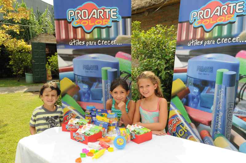 En el marco de las acciones emprendidas durante la temporada de verano, Proarte Color contin�a fortaleciendo su v�nculo con el Vilas Club, suministr�ndole �tiles escolares de la marca para las diferentes actividades recreativas que lleva adelante.