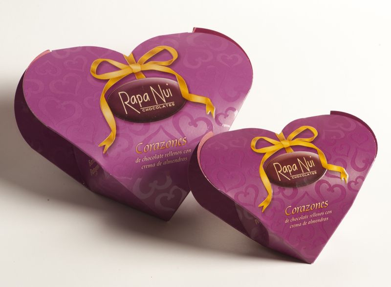 Rapa Nui lanza cajas de bombones con forma de coraz�n que en su interior contienen deliciosos bombones coraz�n rellenos de pralin� de almendras. Un regalo distinguido y delicioso para agasajar a mam� en su d�a.
