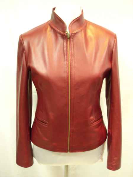 Lo �ltimo para vestirnos esta temporada Oto�o-Invierno 2010 es el CUERO, mezclando prendas y complementos de este c�lido y agradable material. Los m�s fashionistas van a abandonar el jean oscuro por un par de pantalones de cuero que se ajusten bien al cuerpo, como tambi�n chaquetas motoqueras, vestidos, leggings, faldas, zapatos, bolsos, botas bucaneras, y el must, shorts de cuero.