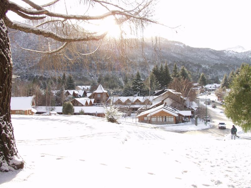 El mes de septiembre comenz&oacute; a pleno en la localidad neuquina de Villa La Angostura gracias a las intensas nevadas que se vienen sucediendo durante la &uacute;ltima semana, dando continuidad a un invierno excelente en cuanto a las condiciones de nieve y a muy buenas perspectivas para el resto de la temporada que a&uacute;n queda por delante.