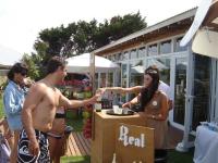 La marca continua con su campa�a para acercar al consumidor sidra servida en vaso y con hielo a trav�s de barras itinerantes que recorren playas y bares de las principales ciudades balnearias.