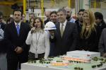 El anuncio, realizado en el marco del 60� aniversario de 3M en la Argentina, fue dado a conocer durante un encuentro con la Ministra de Industria de la Naci�n, la Lic. D�bora Giorgi y en comunicaci�n v�a videoconferencia con la la Presidenta de la Naci�n, la Dra. Cristina Fern�ndez de Kirchner. El proyecto representa una inversi�n de AR$ 15 millones y se suma a los AR$ 40 millones que la compa��a invertir� en un nuevo Centro de Investigaci�n y Desarrollo en Gar�n.
