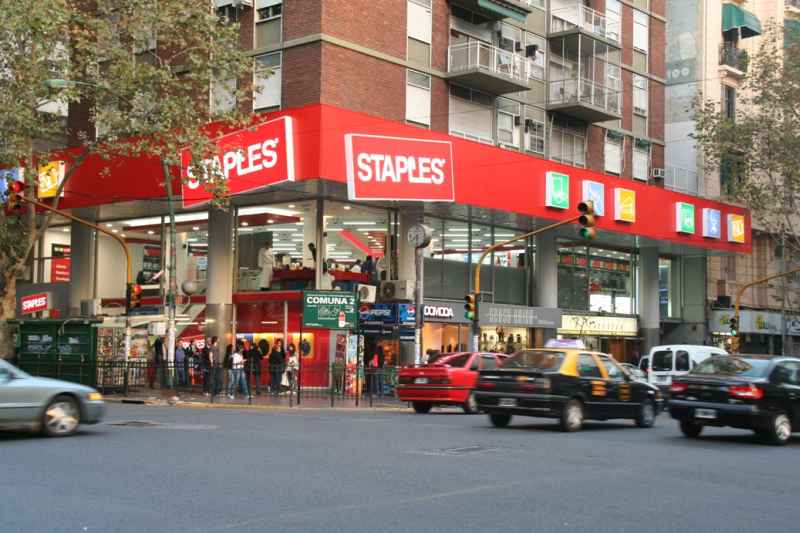 Se inauguro el primer local Staples en Argentina Todo en un click