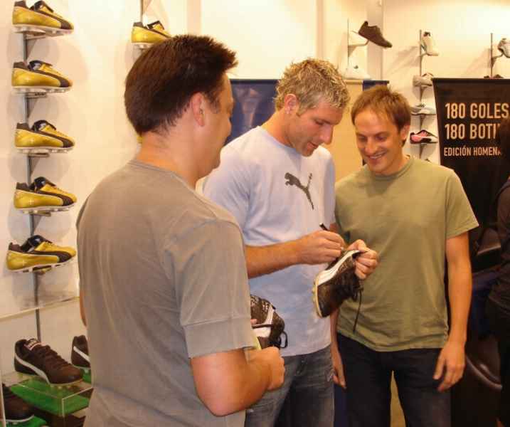 Se subastaron los botines del gol 180 de Martín Palermo a beneficio de  Unicef | Todo en un click