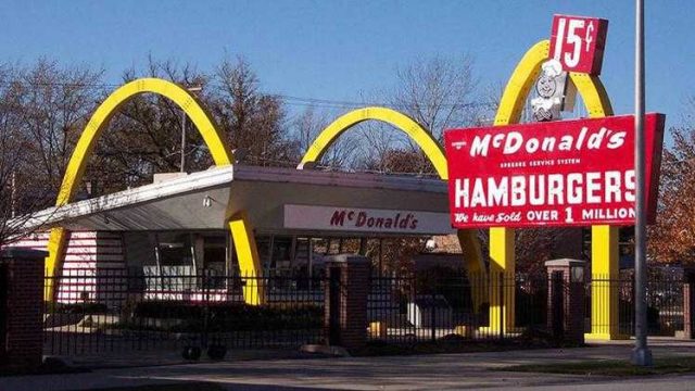 El primer restaurante de McDonald's, fue abierto en 1940 por los hermanos McDonald. Sin embargo, fue Ray Kroc quien se hizo conocido mundialmente como el fundador de la cadena más famosa de comida rápida. Foto: Cortesía RT