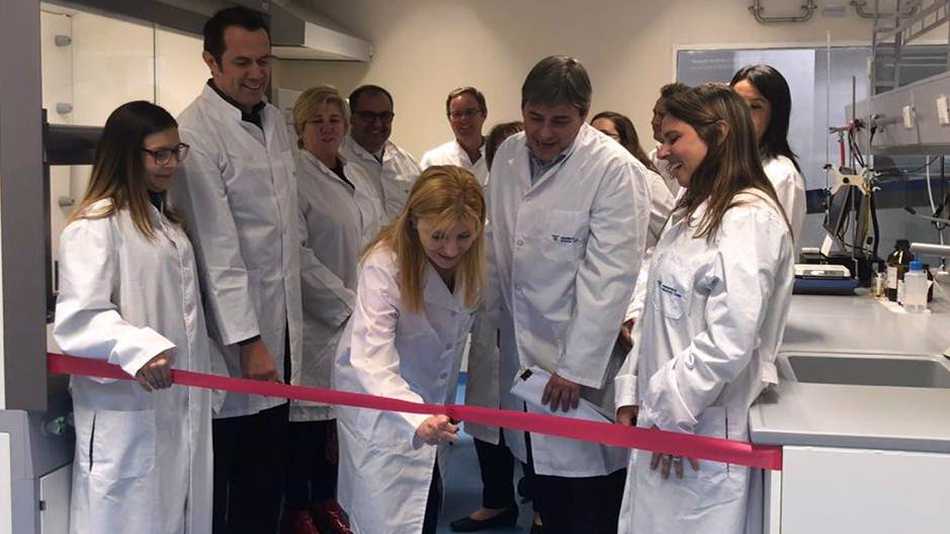 Fresenius Medical Care inauguró la remodelación de su laboratorio de control de calidad en Pilar