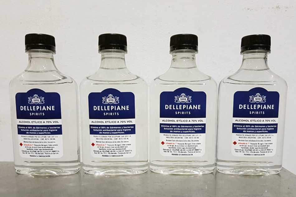Dellepiane elabora y dona alcohol sanitizante