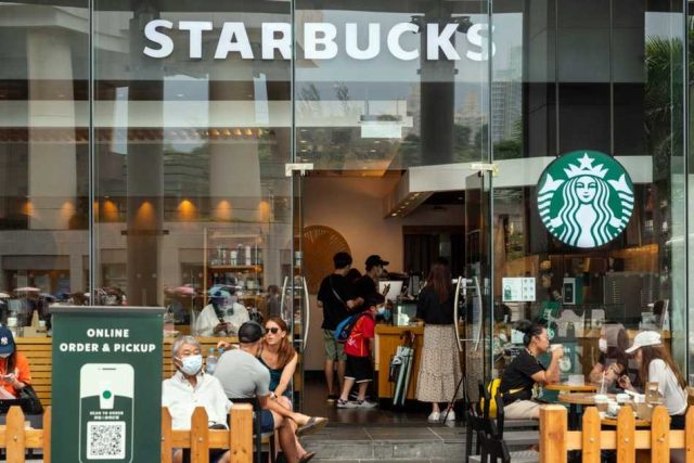 Starbucks dice que Omicron golpeó mucho más de lo esperado