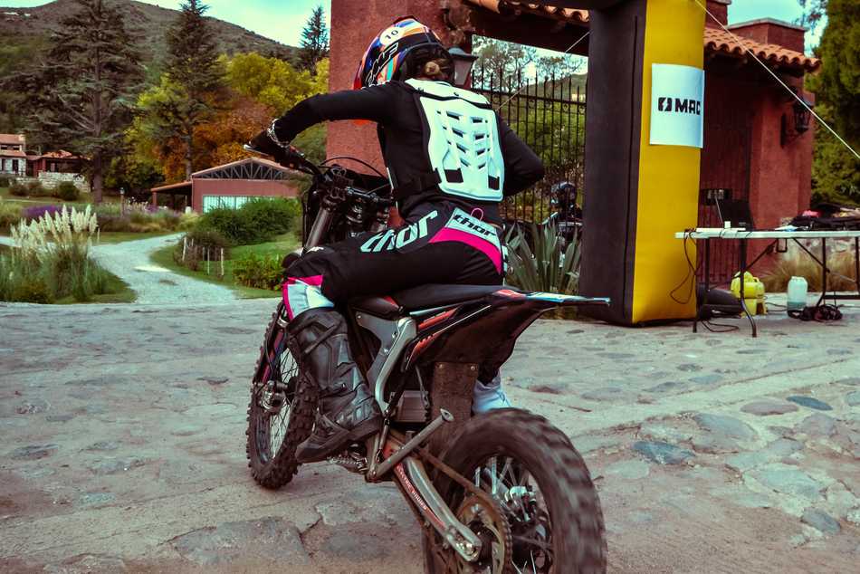 Okinoi Thunder: ¡La moto eléctrica que desafía los límites en La Ruta de la Mula!